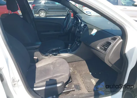 2014 Chrysler 200 Lx z USA, uszkodzony, nr VIN 1C3CCBAB0EN237151